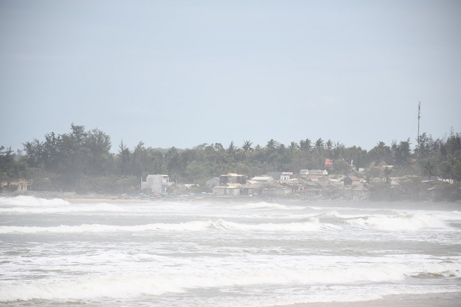 Người dân Quảng Ngãi hối hả ra biển lấy cát chống bão số 9 ảnh 14