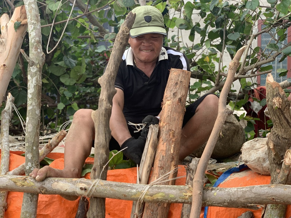 Người dân Quảng Ngãi hối hả ra biển lấy cát chống bão số 9 ảnh 6