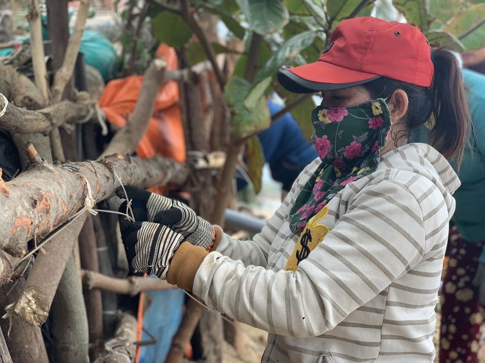 Người dân Quảng Ngãi hối hả ra biển lấy cát chống bão số 9 ảnh 7