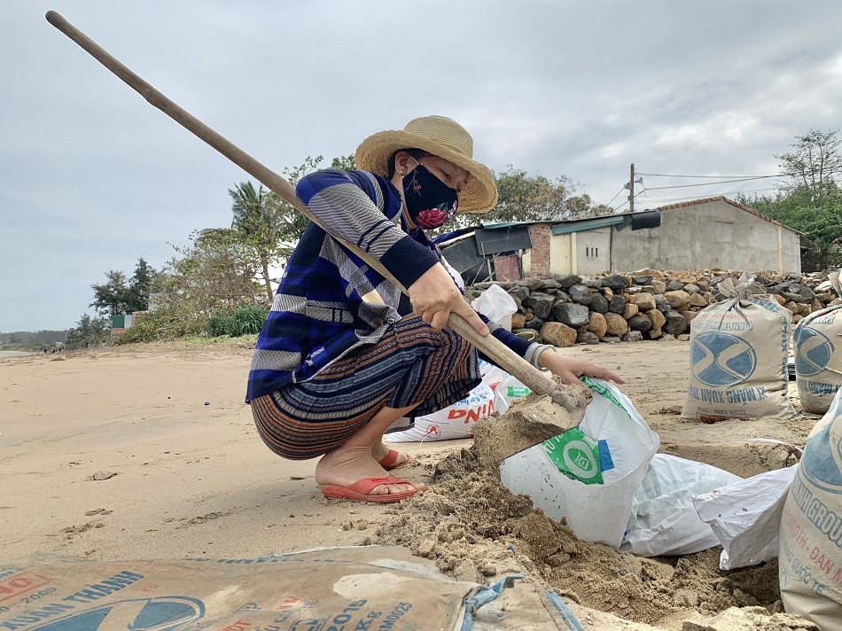 Người dân Quảng Ngãi hối hả ra biển lấy cát chống bão số 9 ảnh 10