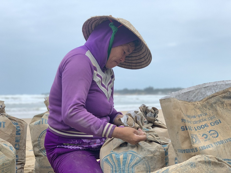 Người dân Quảng Ngãi hối hả ra biển lấy cát chống bão số 9 ảnh 3