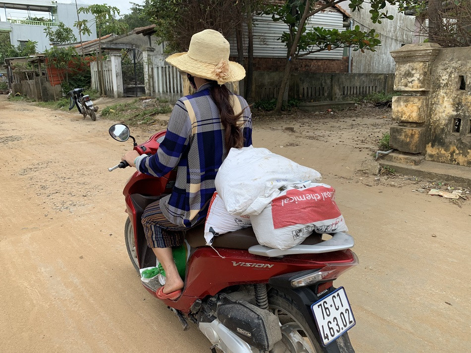 Người dân Quảng Ngãi hối hả ra biển lấy cát chống bão số 9 ảnh 13