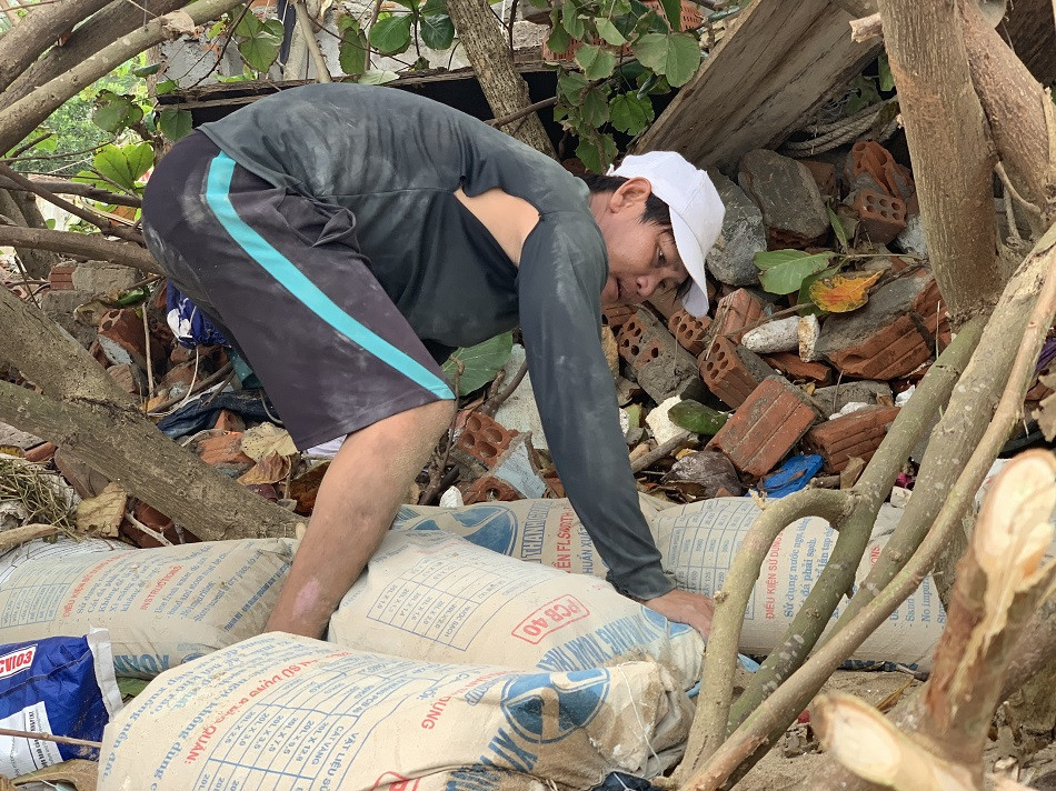 Người dân Quảng Ngãi hối hả ra biển lấy cát chống bão số 9 ảnh 5