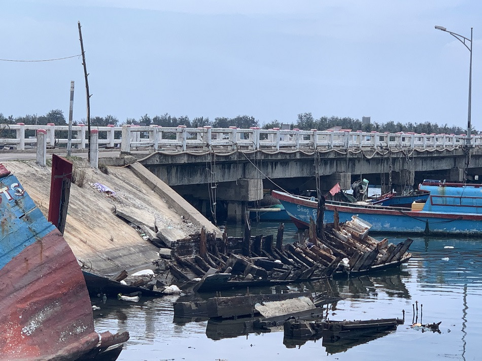 Nhếch nhác 'nghĩa địa' tàu cá tiền tỉ ở cảng Sa Huỳnh ảnh 3