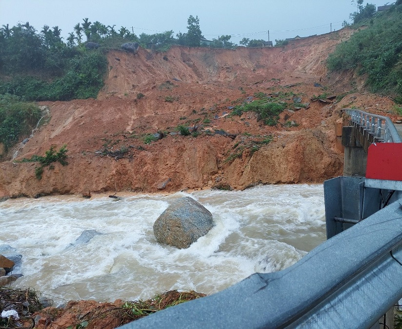 Quảng Ngãi: Tiếp tục sạt lở núi, khẩn cấp di dời người dân đến nơi an toàn ảnh 1