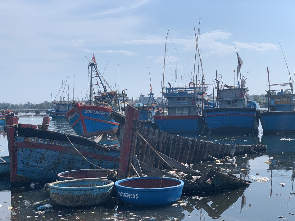 Nhếch nhác 'nghĩa địa' tàu cá tiền tỉ ở cảng Sa Huỳnh ảnh 11