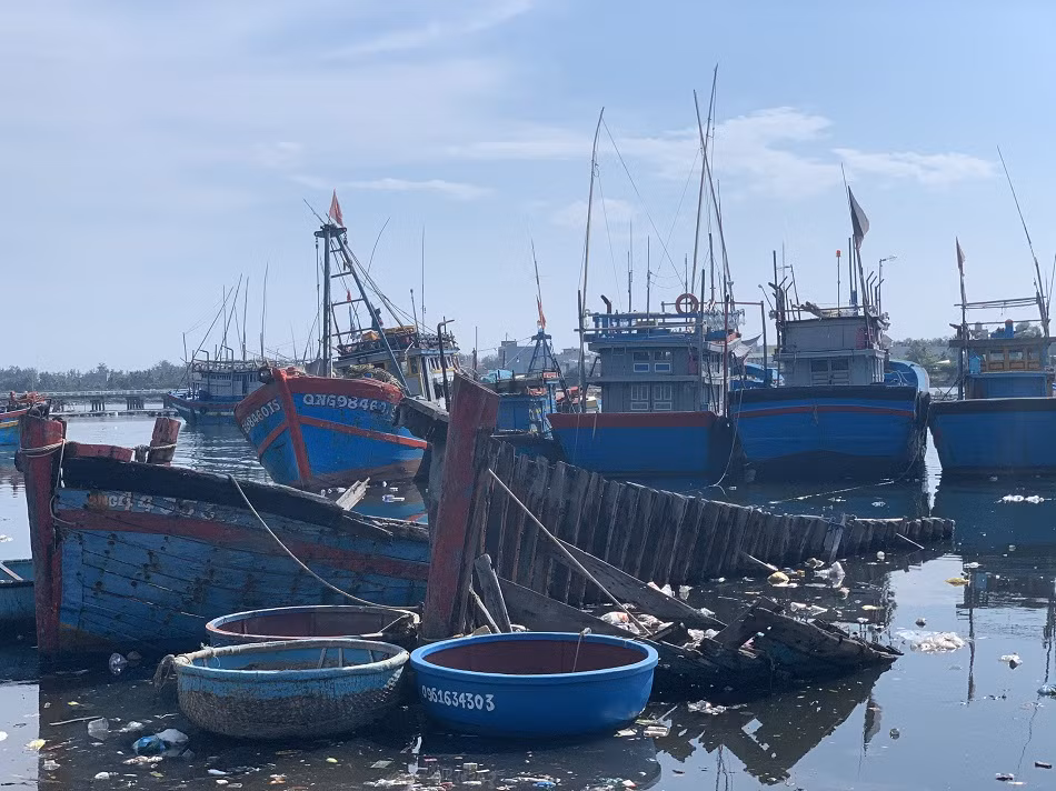 Nhếch nhác 'nghĩa địa' tàu cá tiền tỉ ở cảng Sa Huỳnh ảnh 11