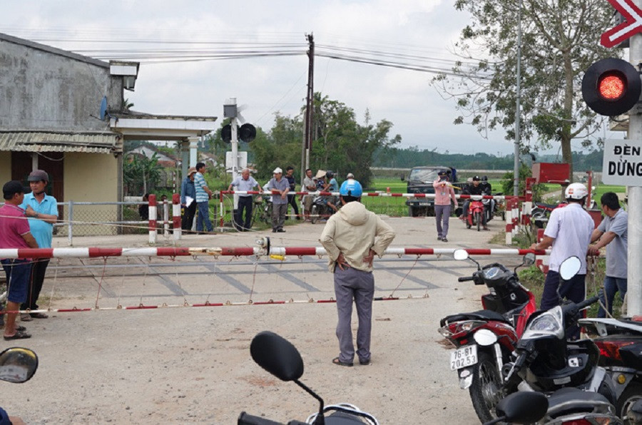 Tàu hỏa tông ô tô văng xa 10m, ba người trong một nhà thương vong ảnh 1