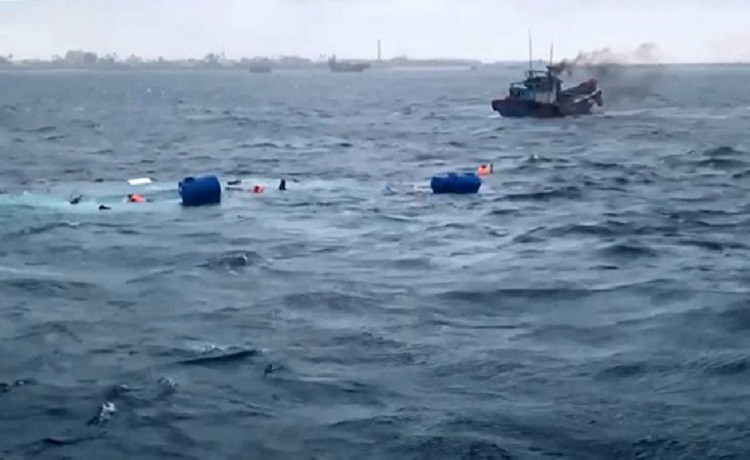 Tàu chở hàng ra đảo Lý Sơn bị chìm, 5 người được cứu sống ảnh 2