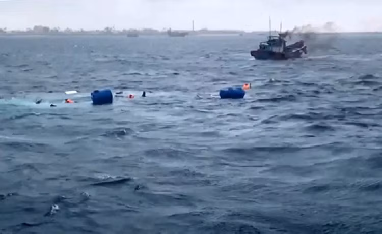 Tàu chở hàng ra đảo Lý Sơn bị chìm, 5 người được cứu sống ảnh 2