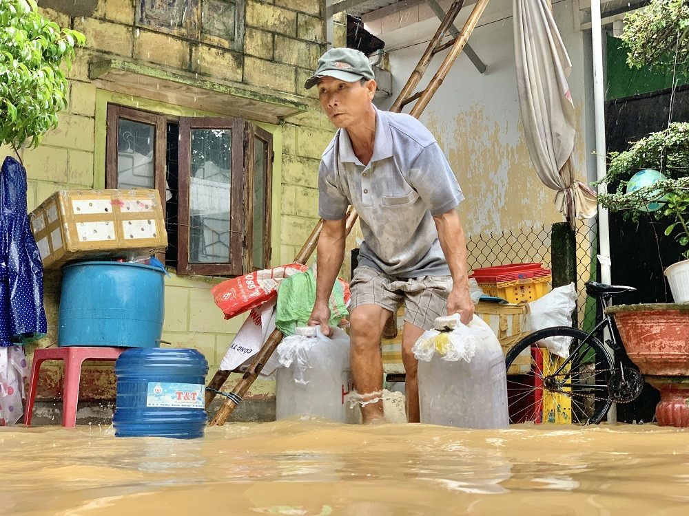 Người dân Quảng Ngãi, Quảng Nam hối hả chạy lũ ảnh 8