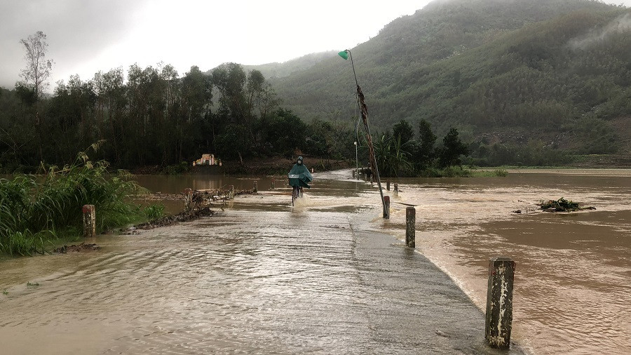 Mưa lớn, nhiều tuyến đường Quảng Ngãi ngập sâu trong nước ảnh 8