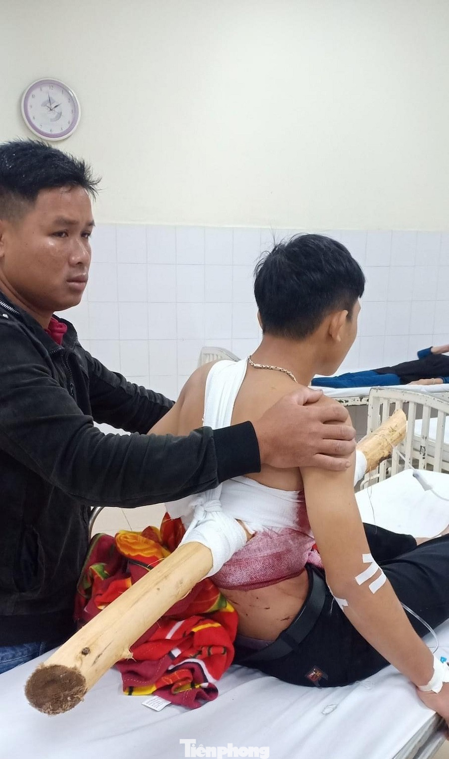 Thông tin mới nhất về thanh niên bị thanh gỗ 'từ trên trời' đâm xuyên người ảnh 2