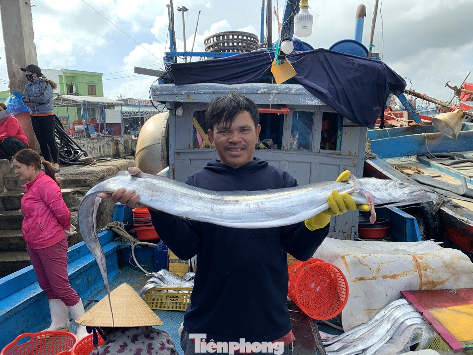 Ngư dân Quảng Ngãi trúng đậm sau chuyến biển xuyên Tết ảnh 5