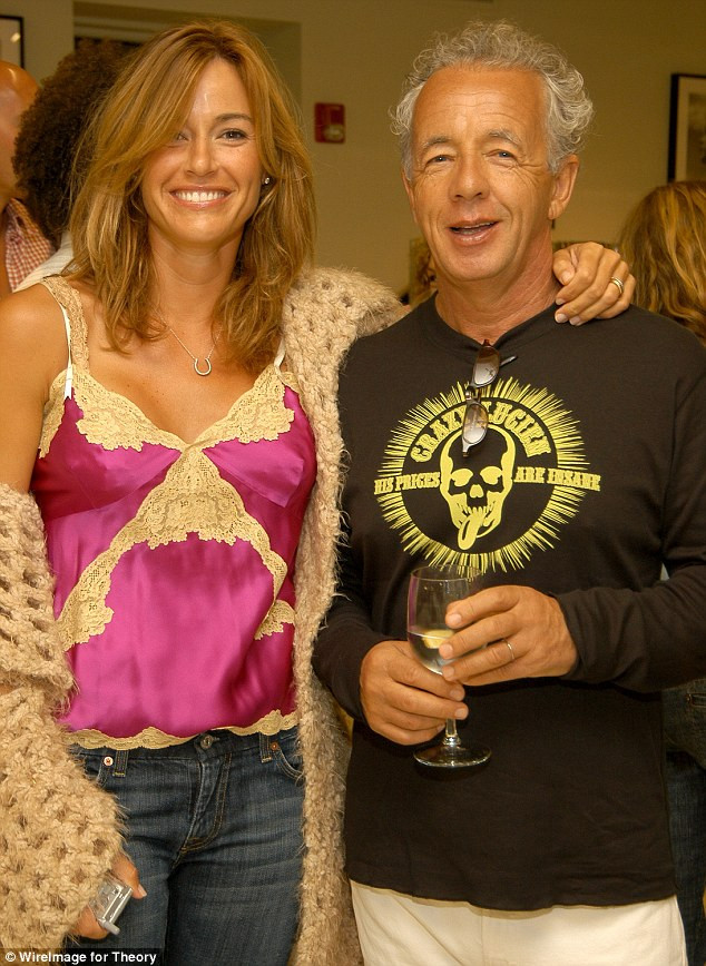 Cựu siêu mẫu Kelly Bensimon 52 tuổi thả dáng 'bốc lửa' trên biển ảnh 14