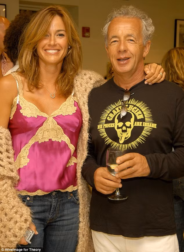 Cựu siêu mẫu Kelly Bensimon 52 tuổi thả dáng 'bốc lửa' trên biển ảnh 14