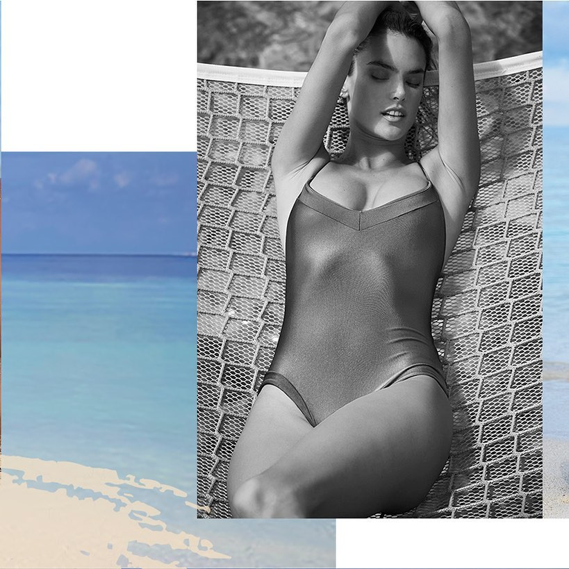 Alessandra Ambrosio diện bikini ngực đầy tắm nắng ảnh 14