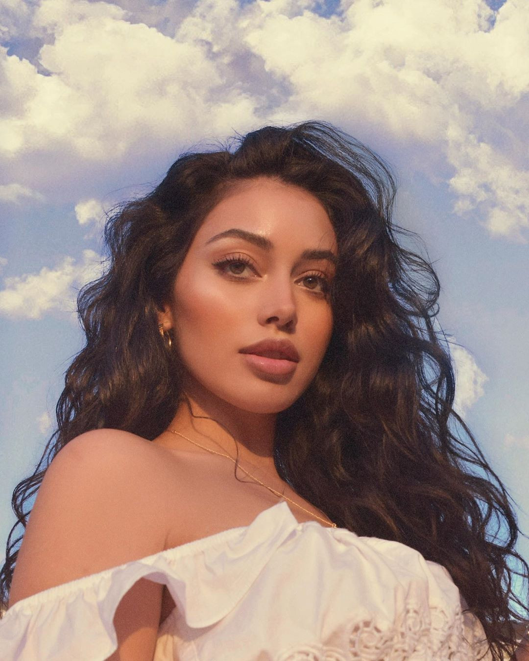 Nhan sắc 'bốc lửa' của cô gái 9x đổi đời vì được Justin Bieber tìm kiếm ảnh 9