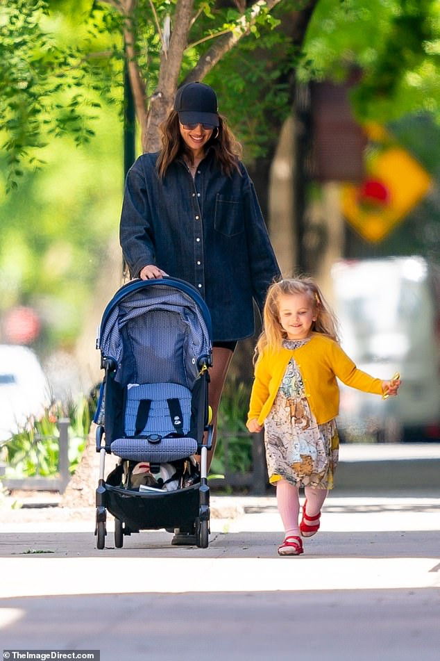 Siêu mẫu xứ bạch dương Irina Shayk nóng bỏng với nội y xuyên thấu ảnh 12