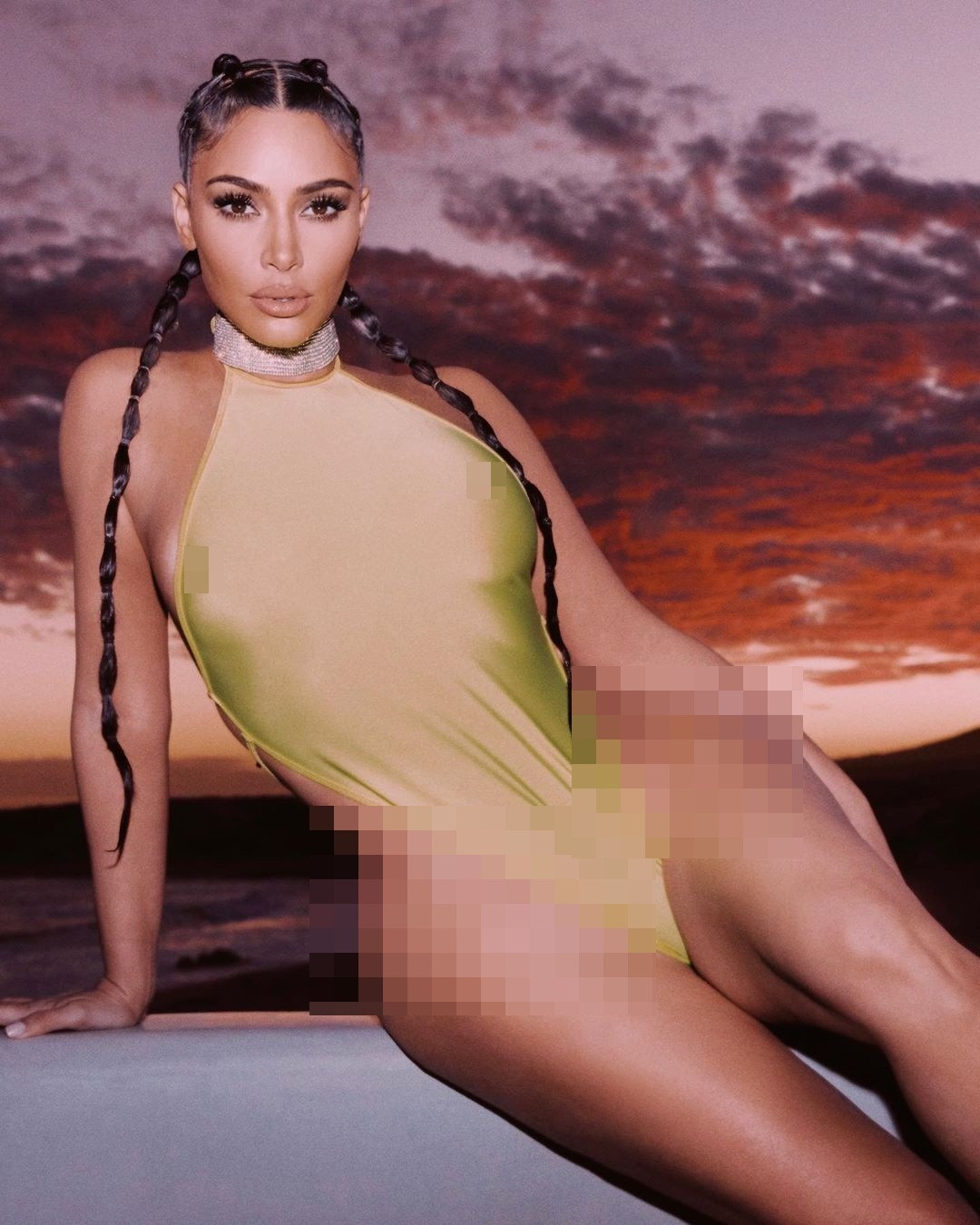 Áo tắm táo bạo tôn đường cong 'nảy lửa' của Kim Kardashian ảnh 2