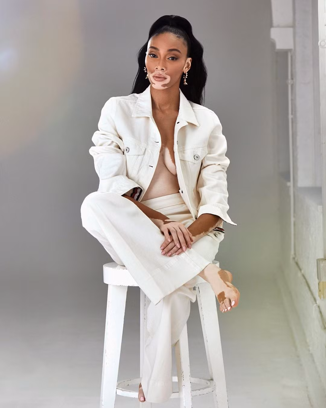 Siêu mẫu Winnie Harlow diện bikini thả dáng gợi cảm trên mái nhà ảnh 9
