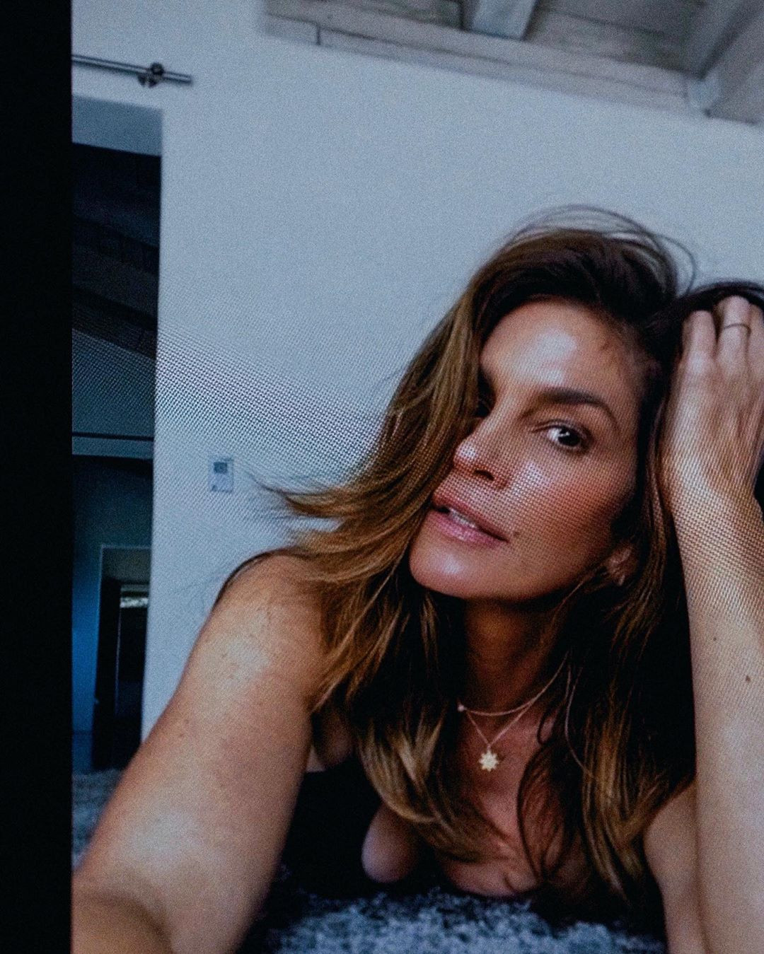Nhan sắc trẻ mãi không già của siêu mẫu huyền thoại Cindy Crawford tuổi U60 ảnh 3