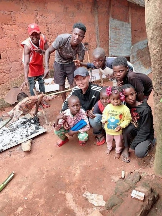 YouTuber xứ Nghệ ở lại châu Phi tình nguyện mùa dịch COVID-19 ảnh 2