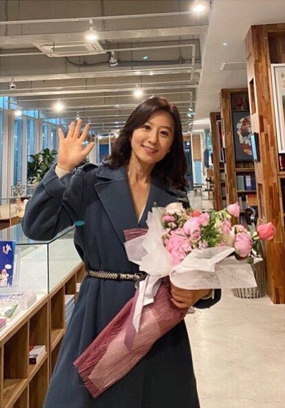 Ngỡ ngàng nhan sắc gợi cảm U60 của bà cả phim 'Thế giới hôn nhân' ảnh 2