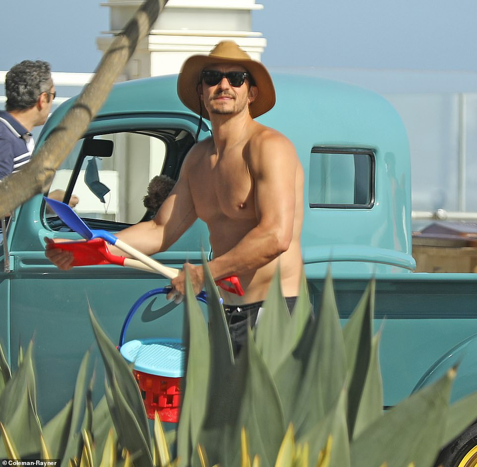 Katy Perry bụng bầu 'lùm lùm', mặc áo tắm đi nghỉ với hôn phu Orlando Bloom ảnh 5