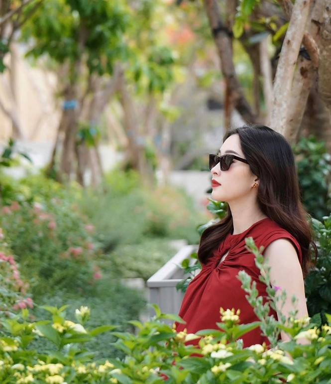 Hoa hậu Thu Thảo lộ diện thon thả sau sinh, cực xinh đẹp khi được con gái trang điểm ảnh 4
