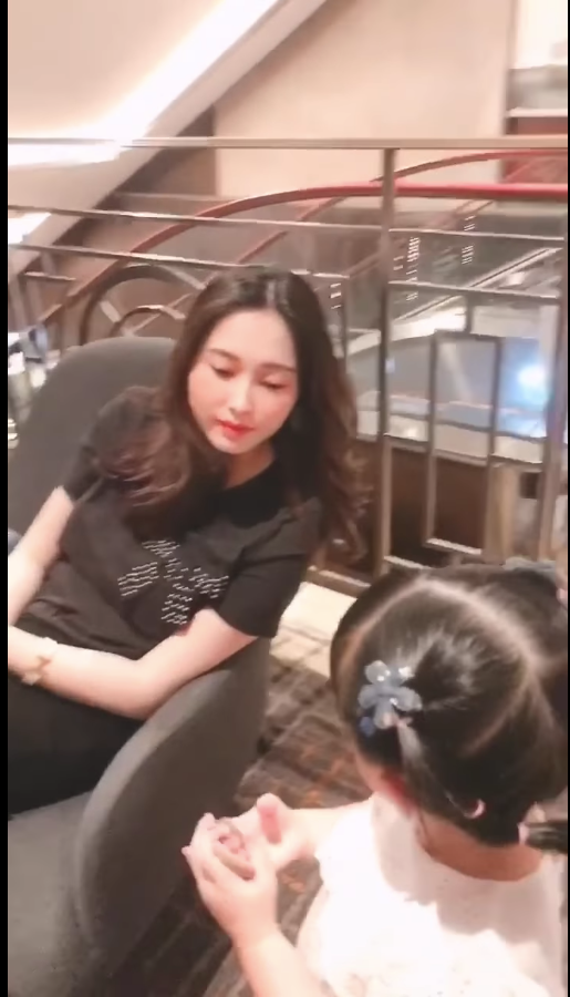 Hoa hậu Thu Thảo lộ diện thon thả sau sinh, cực xinh đẹp khi được con gái trang điểm ảnh 1