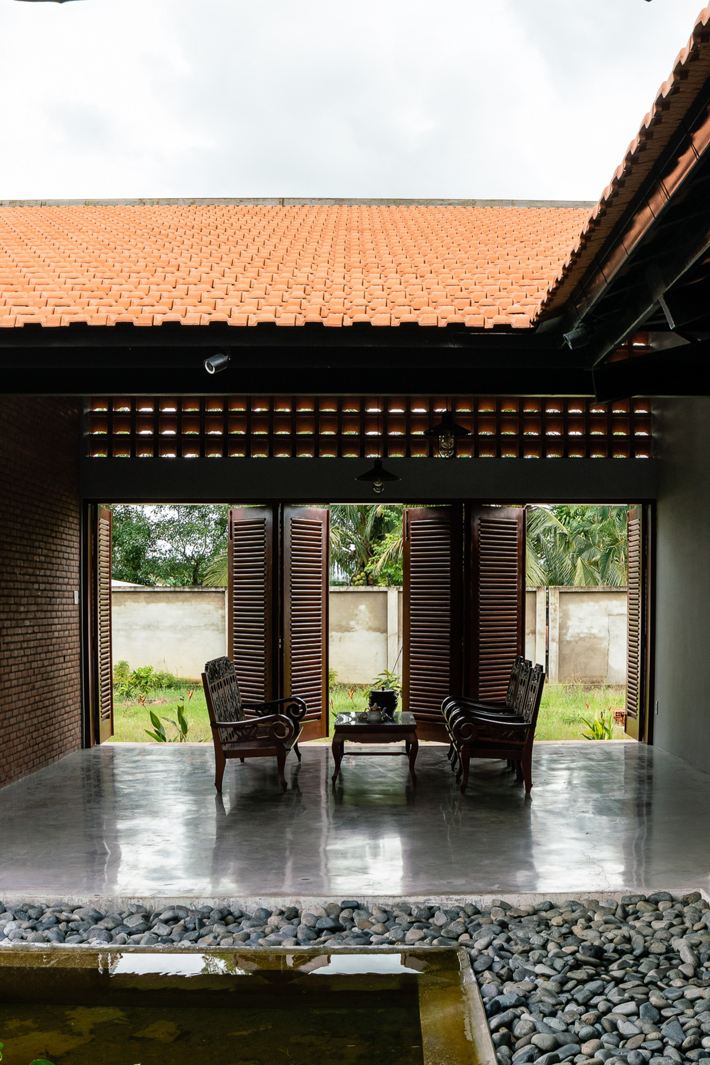 Ngôi nhà truyền thống Nam Bộ đẹp mê mẩn trên báo Tây ảnh 6