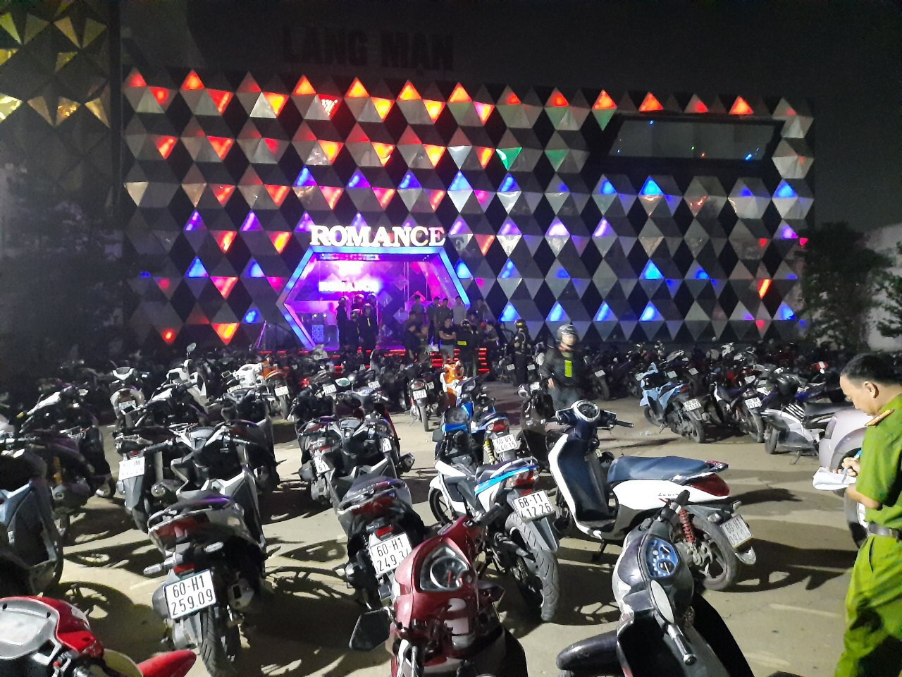 Thấy công an cả trăm dân chơi ném ma túy tháo chạy ảnh 3