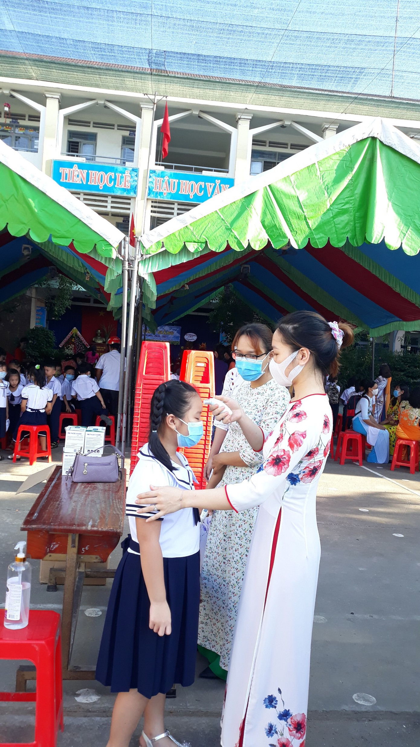 Lễ khai giảng đặc biệt trong mùa COVID-19: Nơi trực tuyến, nơi khai giảng trong lớp học ảnh 17