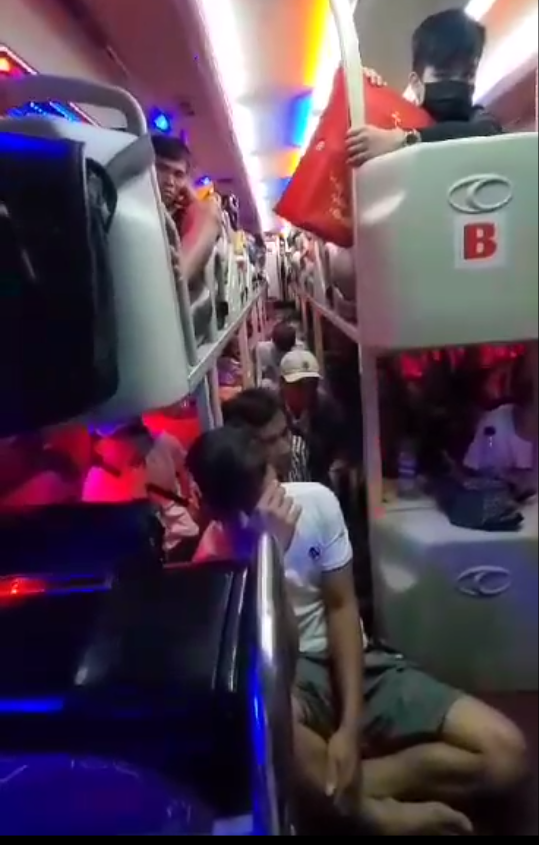 Phát hiện 2 xe nhồi nhét khách vượt 76 người so với quy định ảnh 1