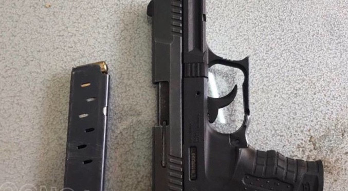 Ập vào khách sạn, công an bắt đối tượng mang súng đang dùng ma tuý ảnh 1