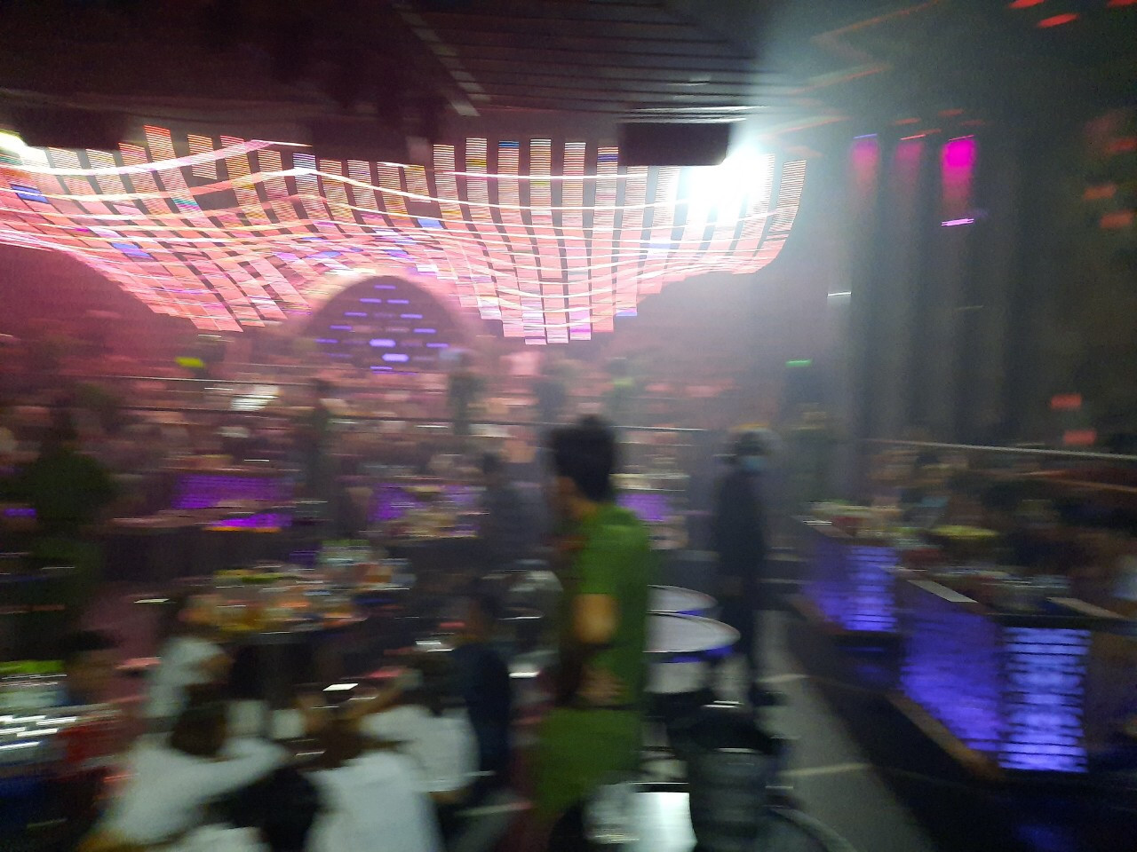 Thấy công an cả trăm dân chơi ném ma túy tháo chạy ảnh 2