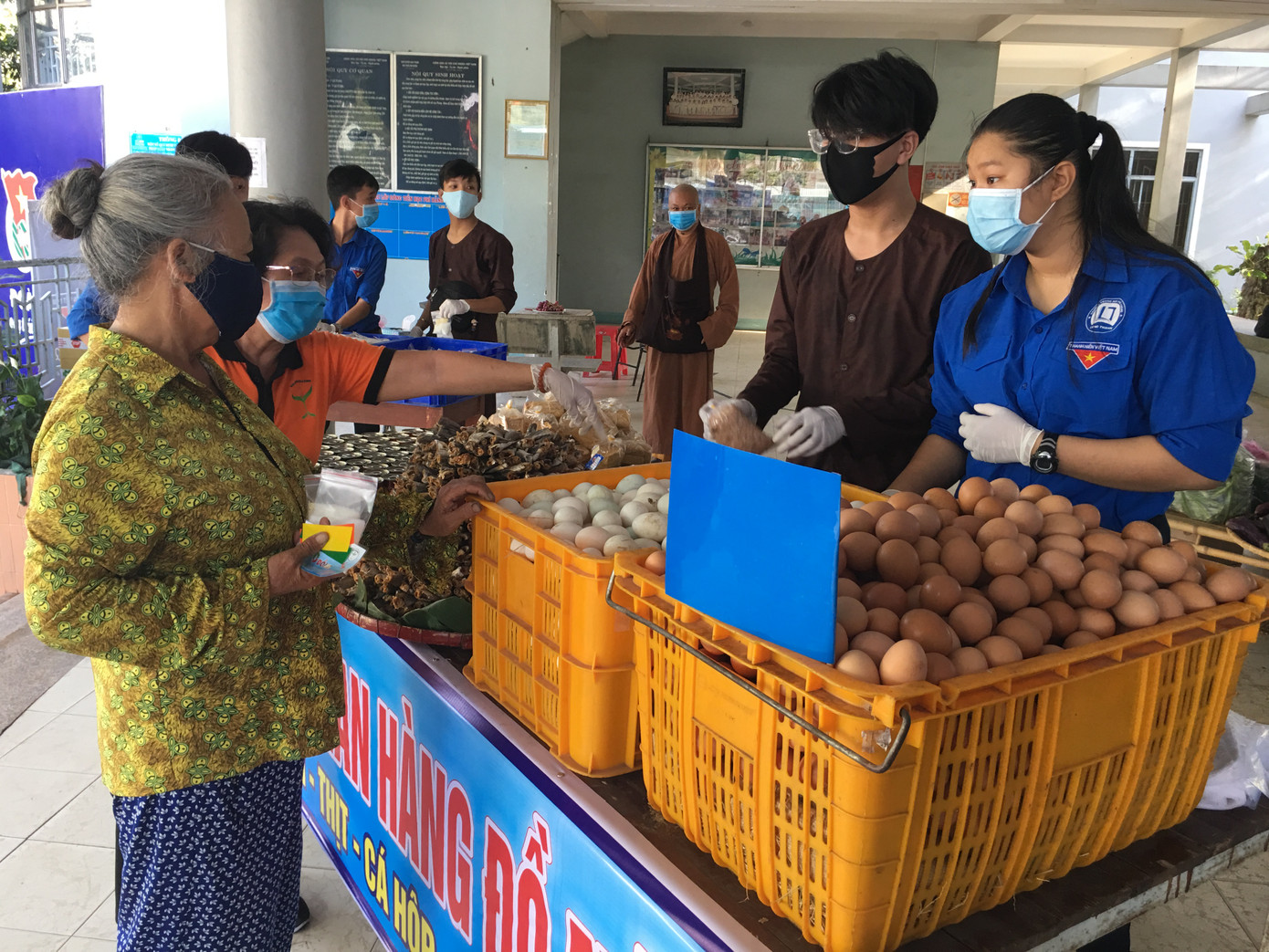 Phiên chợ 0 đồng đến với người nghèo trong đại dịch COVID-19 ảnh 3