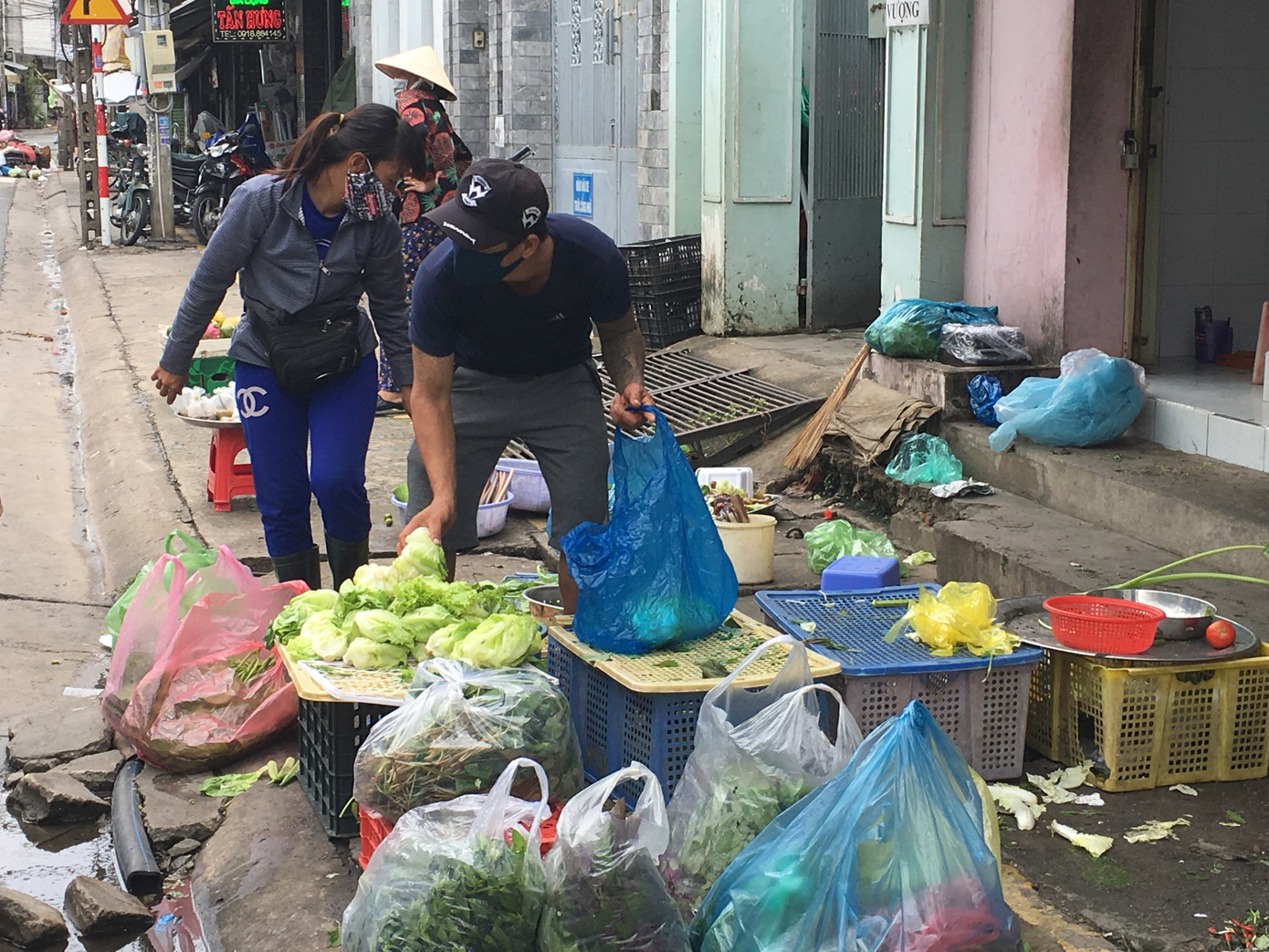 Phong tỏa khu vực bệnh nhân 595 cư trú, khoảng 900 nhân khẩu bị cách ly tại chỗ ảnh 2