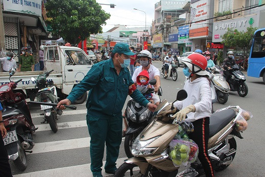 Phong tỏa khu vực bệnh nhân 595 cư trú, khoảng 900 nhân khẩu bị cách ly tại chỗ ảnh 6