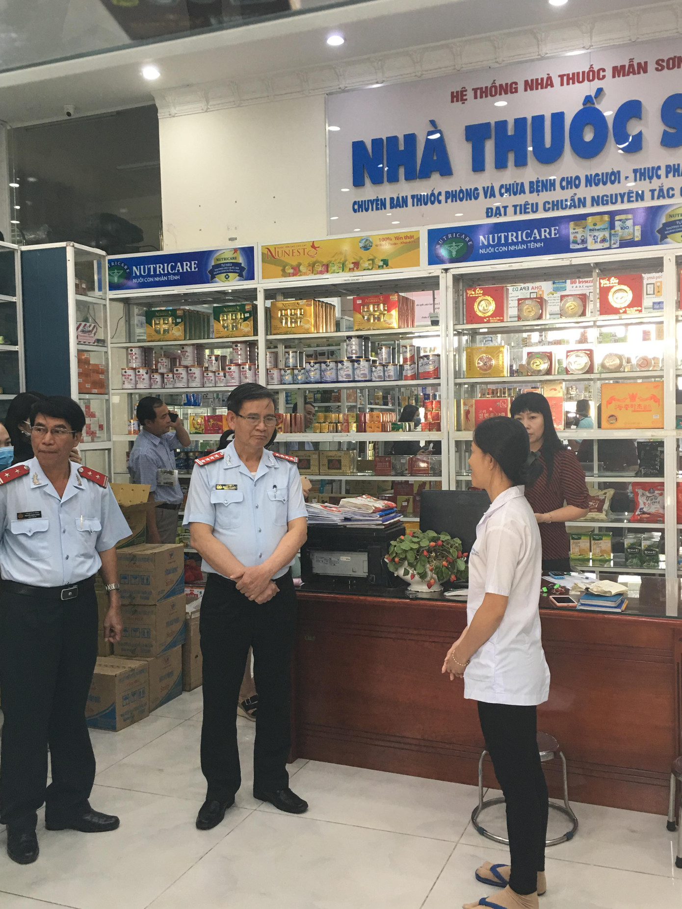 Nhiều nhà thuốc ở Biên Hòa không bán khẩu trang ảnh 1