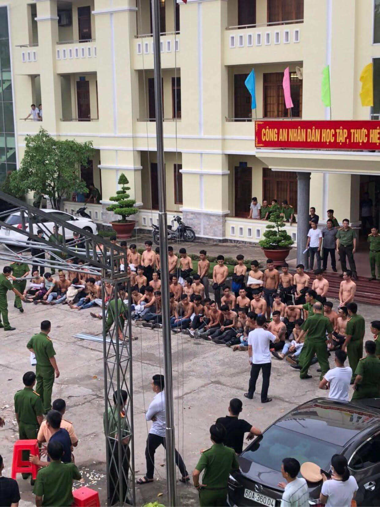 Tạm giữ hình sự 44 đối tương trong vụ 2 băng giang hồ dàn trận hỗn chiến ảnh 1