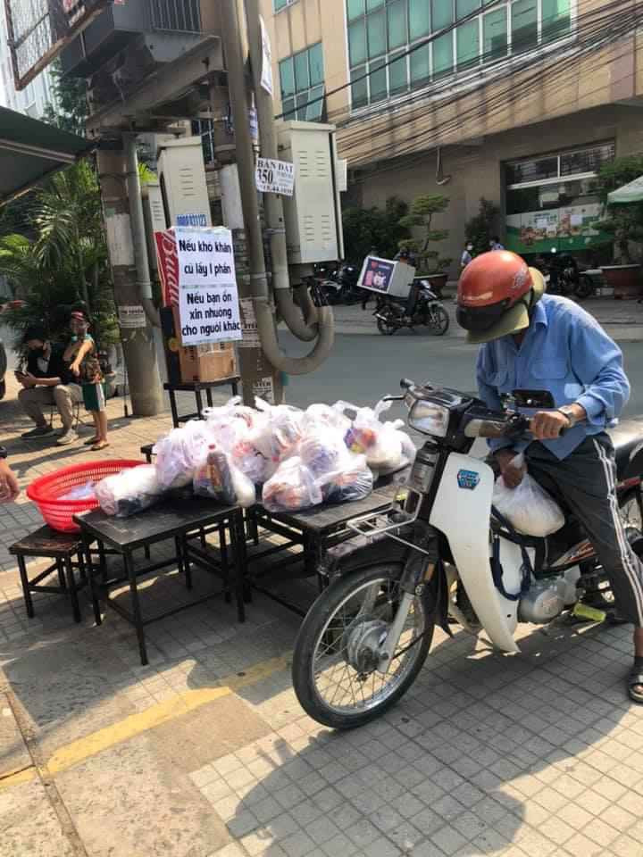 Chia sẻ chống dịch COVID-19: Phát cơm miễn phí, hỗ trợ tiền người bán vé số ảnh 1
