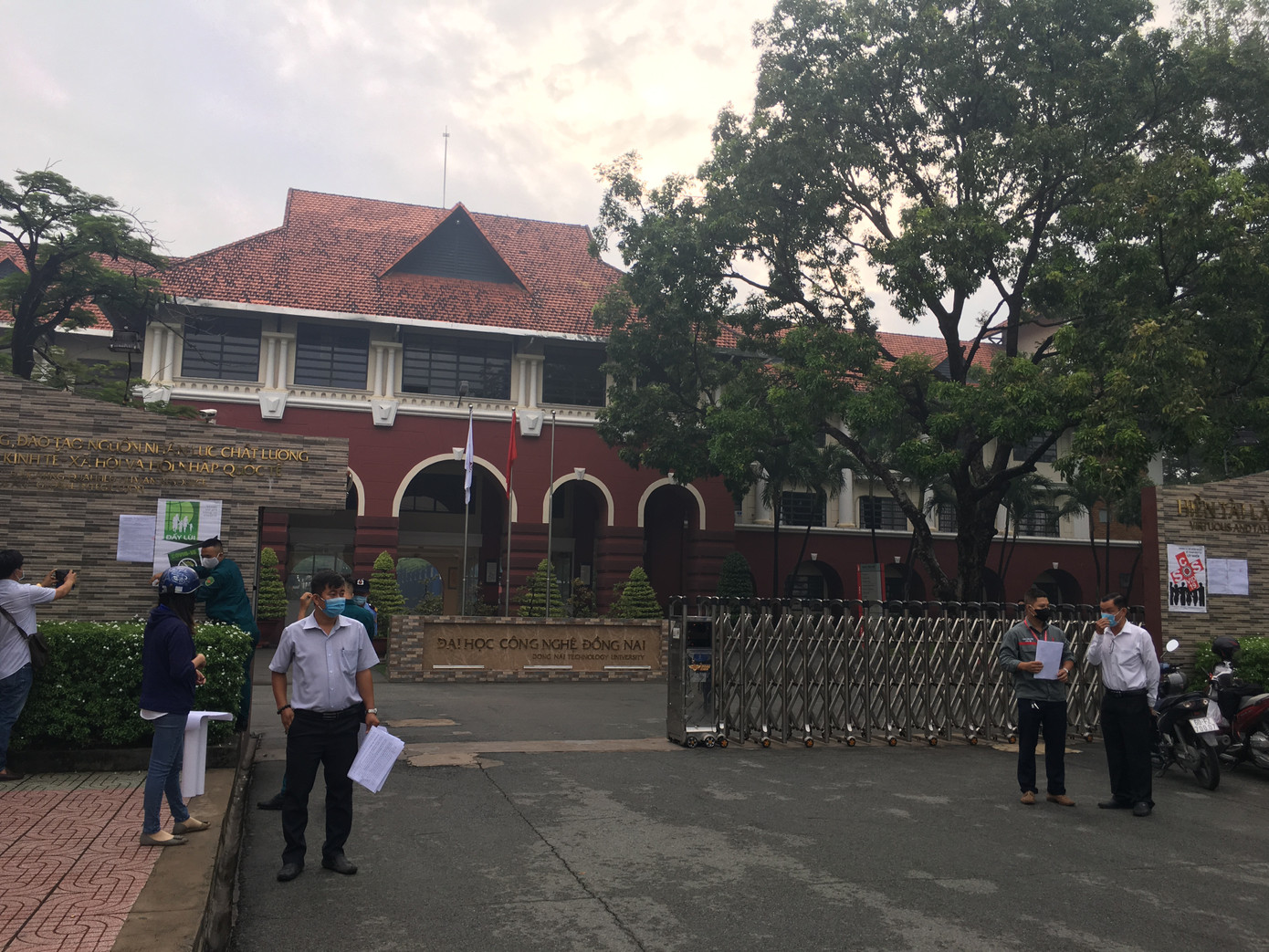 Vì sao bất chấp dịch, học sinh vẫn được tập trung đến trường? ảnh 1