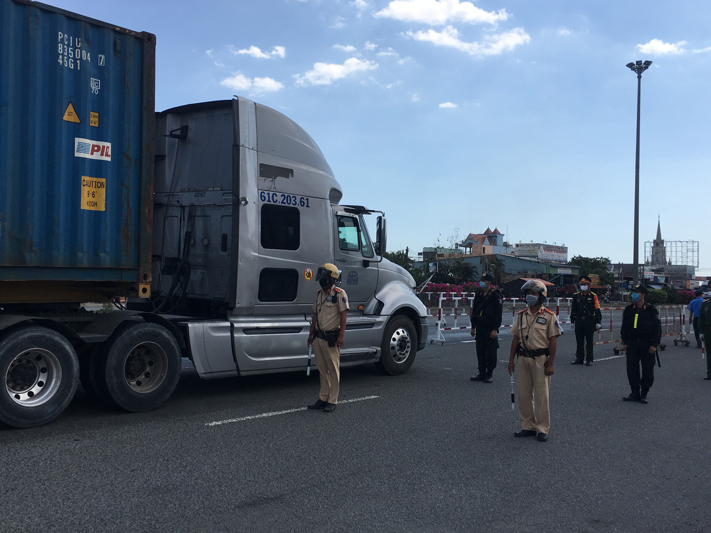 Triển khai chốt kiểm dịch COVID-19 có lưu lượng xe cao nhất vào Sài Gòn ảnh 2