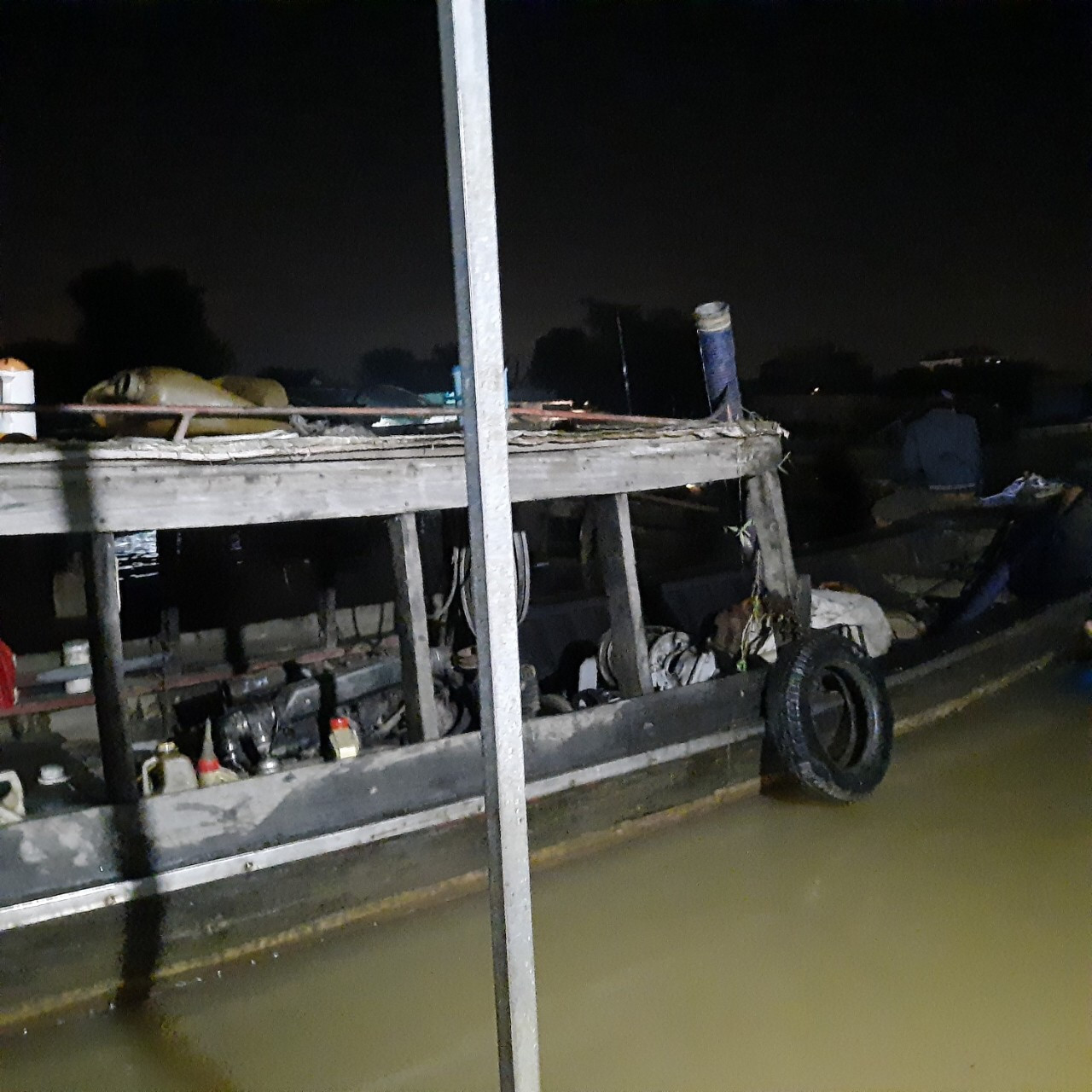  Nổ súng trấn áp 8 thuyền khai thác cát trái phép ảnh 2