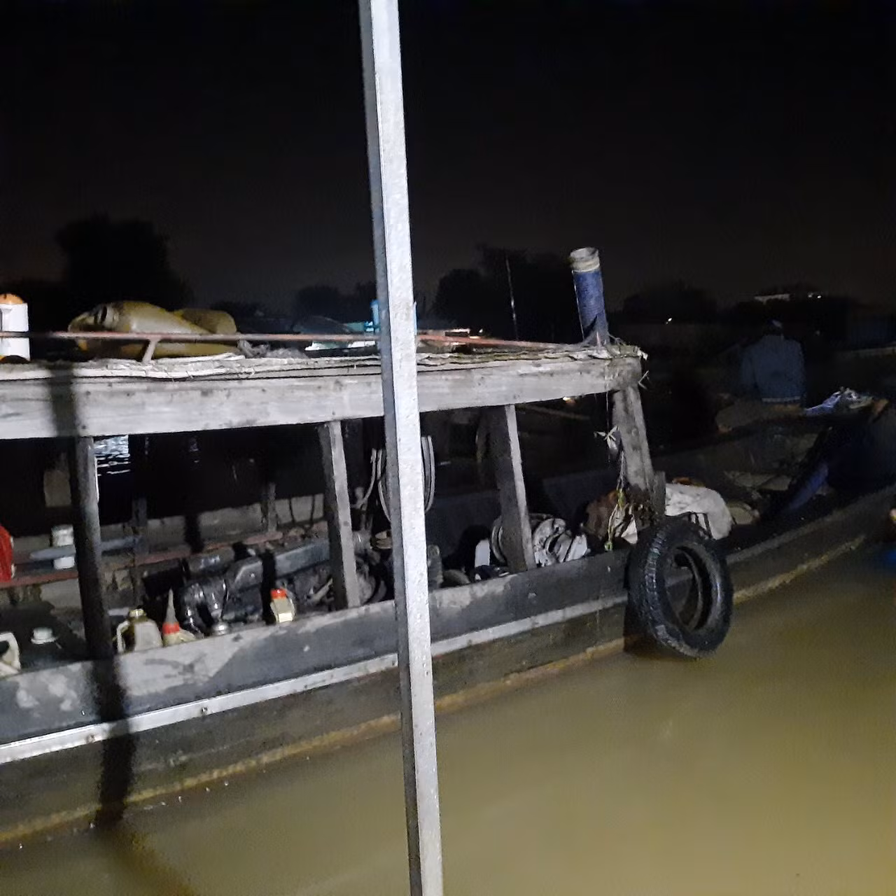  Nổ súng trấn áp 8 thuyền khai thác cát trái phép ảnh 2