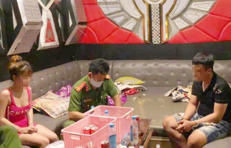 Đóng cửa bên ngoài, cơ sở karaoke lén đón khách vào sử dụng ma túy ảnh 6 Đóng cửa bên ngoài, cơ sở karaoke lén đón khách vào sử dụng ma túy ảnh 6