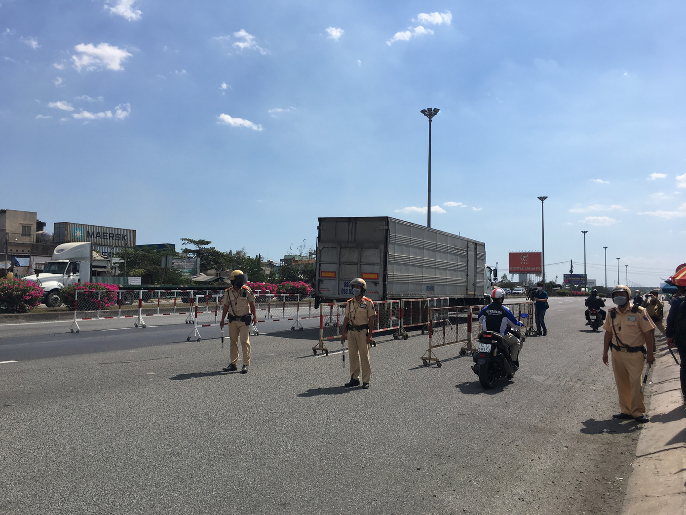 Triển khai chốt kiểm dịch COVID-19 có lưu lượng xe cao nhất vào Sài Gòn ảnh 1