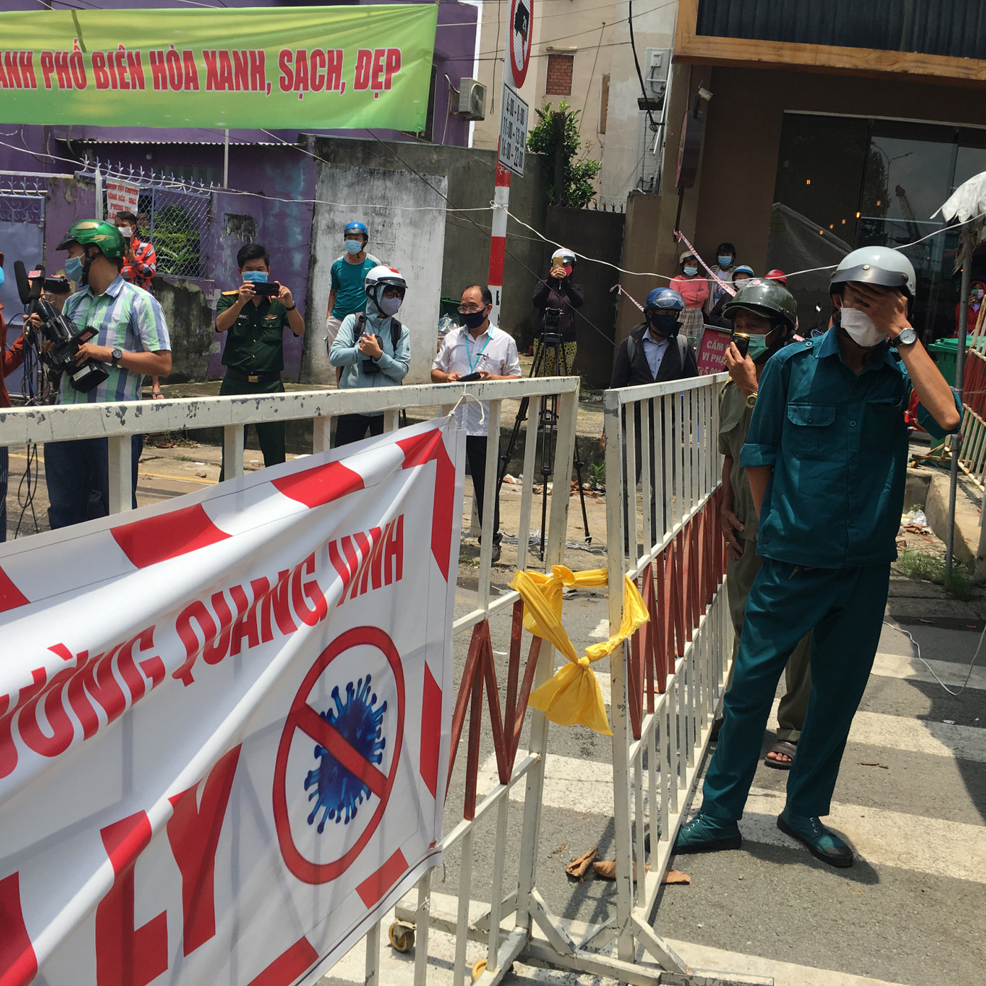 Dỡ bỏ phong tỏa khu dân cư nơi có vợ chồng bác sĩ mắc COVID-19 ảnh 1